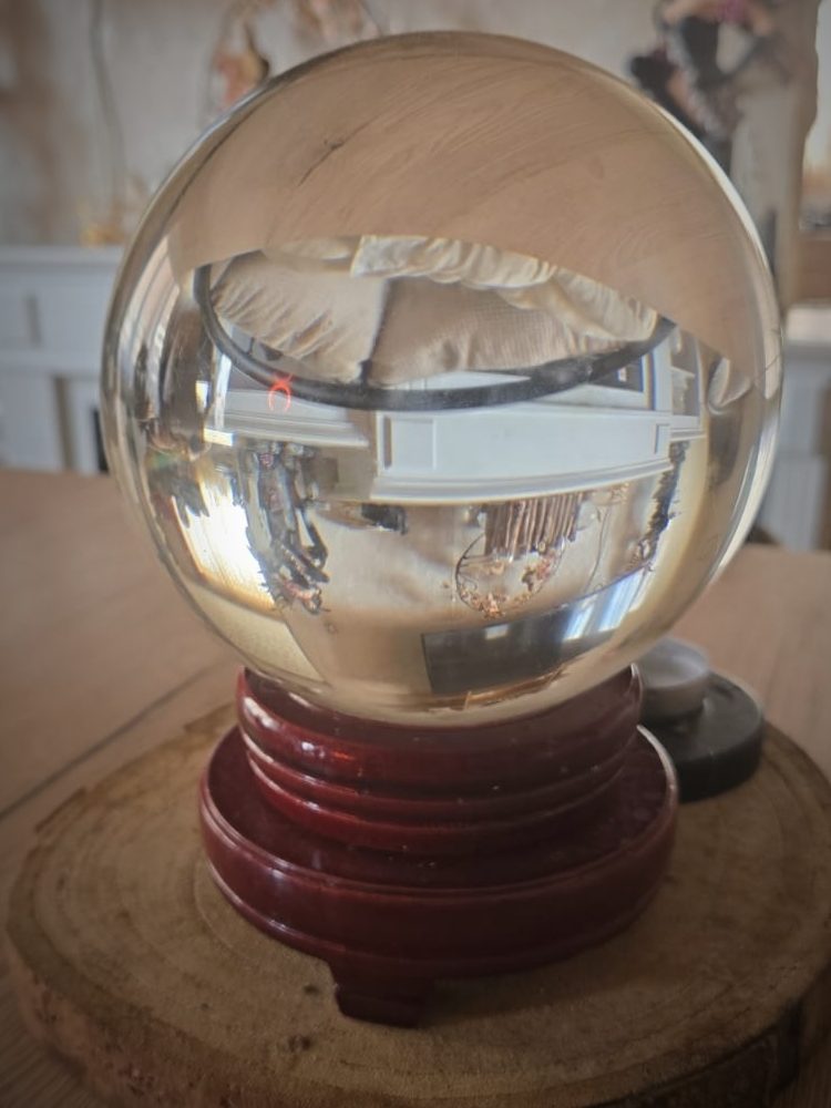 La boule de cristal de Mélanie, posée sur son socle en bois