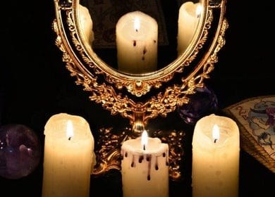 Miroir baroque doré entouré de bougies allumées