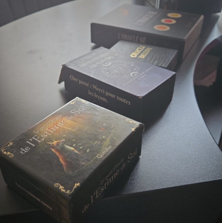 Les jeux de Mélanie : l’Oracle Gé, l’Oracle de Belline, un tarot et le Petit Oracle de l’Estime de soi